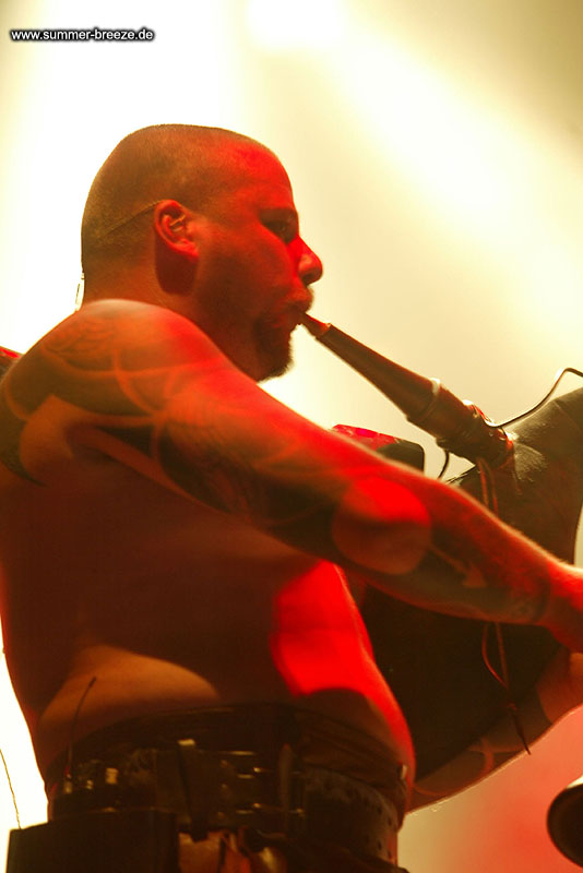 Bild eines Mitglieds der Band In Extremo beim Live Auftritt auf dem Summer Breeze 2003.